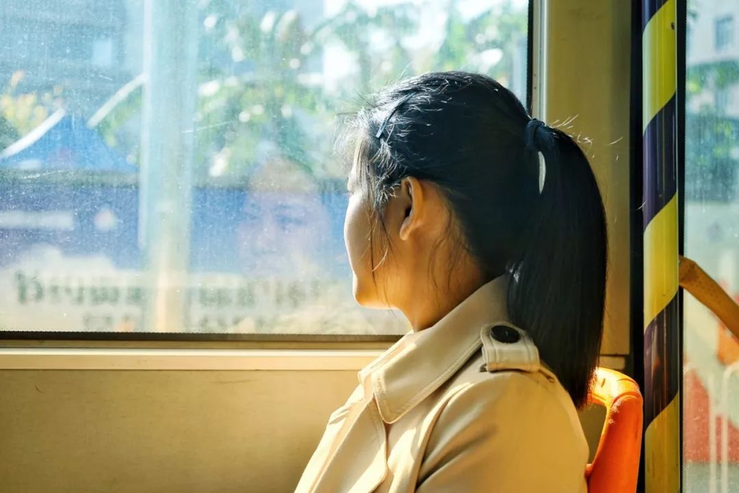 第二天一早,江湾女孩独自乘坐242赶往仙溪赴会,神情恍惚地望着车窗外