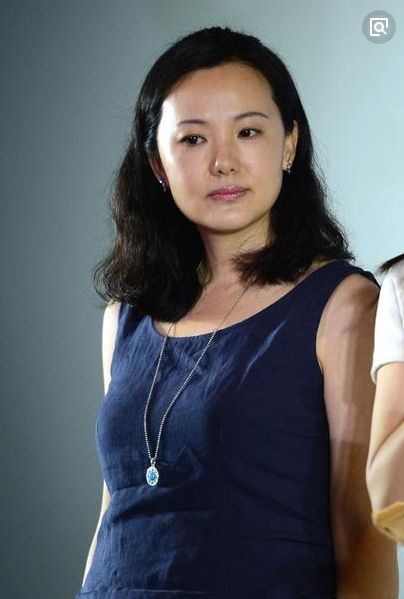 最近这几年咏梅的作品很少,因为她把工作重心都转向了家庭,安心做一名