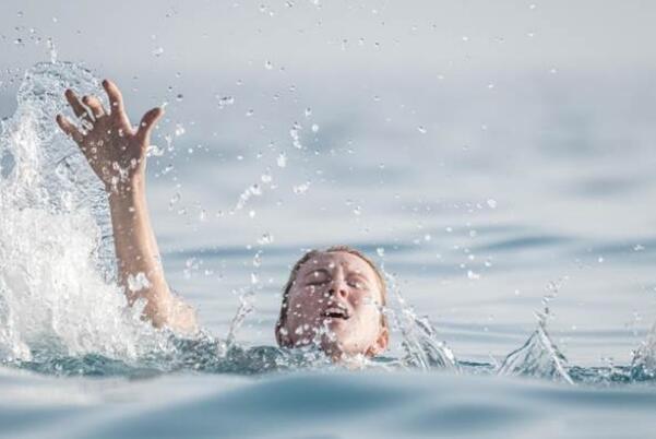 我和你妈掉水里救谁?男子反套路回应破千年难题