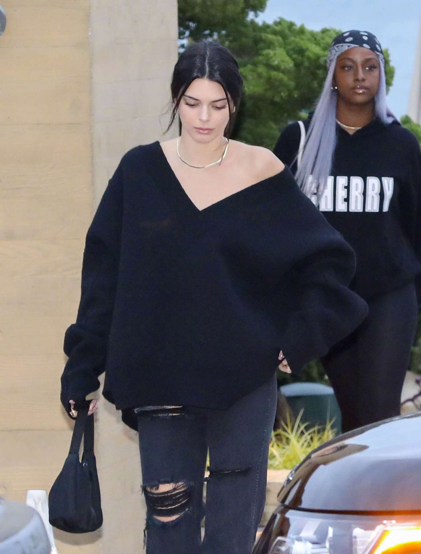 肯豆kendalljenner在malibu离开nobu餐厅的街拍