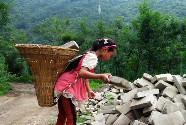 十岁女孩背砖养奶奶, 问她苦不苦, 她骄傲地说: 我是家里的顶梁柱