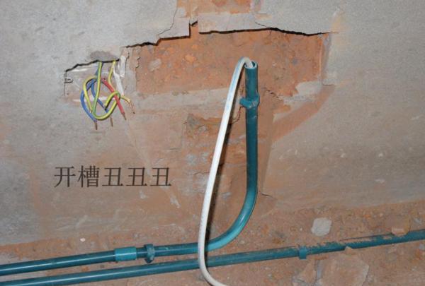 固定方式如下:1,塑料线卡塑料线卡卡在需要固定的护套线上,钉牢固定钢