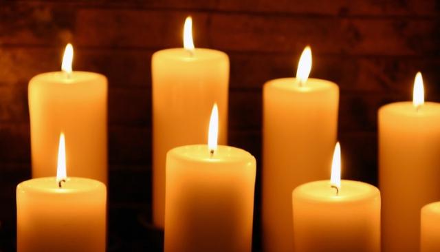 在点蜡烛之前用肥皂擦拭一遍可不流蜡