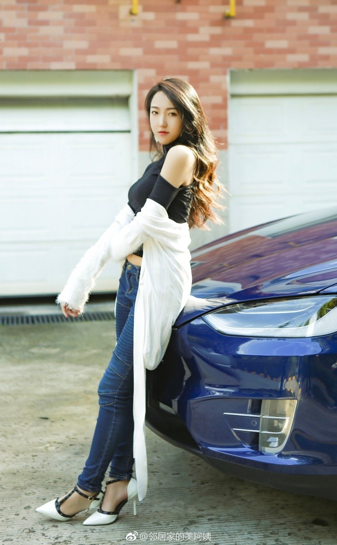 户外车上的妙龄女郎,凹凸造型增添一份神秘感!