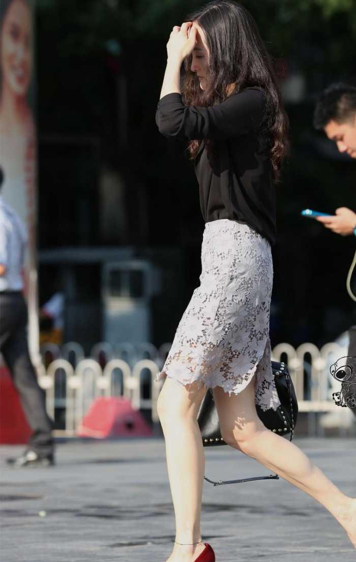 街拍镂空包臀裙搭配红色高跟鞋气质优雅的白皙时尚极品美女