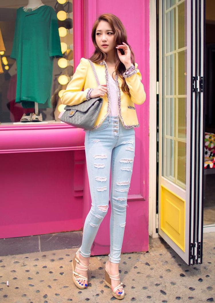 知性紧身牛仔裤搭配展现凸凹身材曲线给你不一样的风采