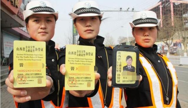 协警拦截货车罚款,车主怒"怼"协警:协警是不能单独上路执法的