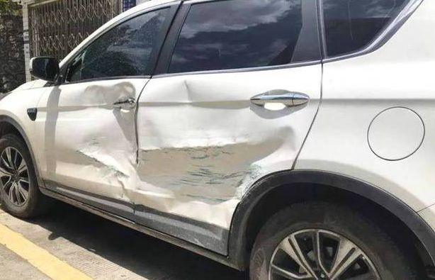 皮卡撞SUV事件:双方车主都很委屈!现在网友评