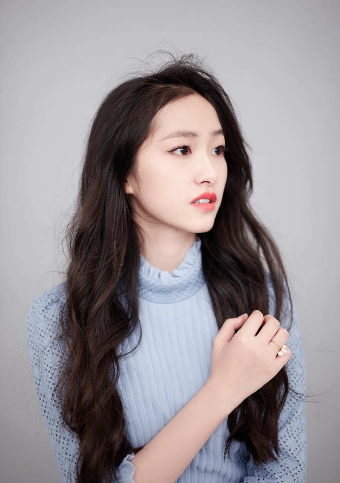 杨肸子天蓝色镂空蛋糕裙优雅迷人,网友:又一个"奶茶妹妹"诞生