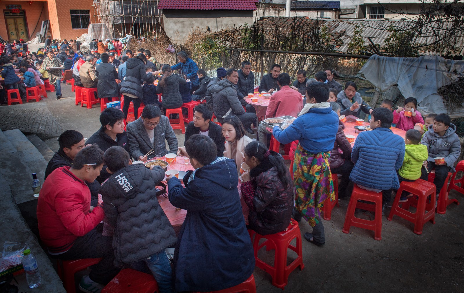 南方农村20道菜400元移动便民酒席走红大山乡村