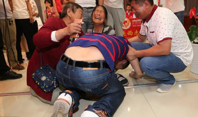 男人下跪6幅图催人泪下人生诸多无奈和心酸尽在一跪之中