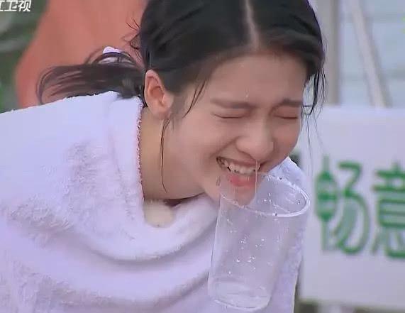 因为脸上都是水,张雪迎拿身上的白毛巾擦脸.