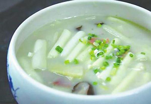 锅塌蒲菜是一道汉族名菜,属鲁菜系