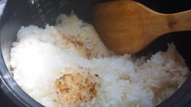 米饭煮糊了别倒掉,教你一招,糊米饭瞬间变成清香米饭,快来看看