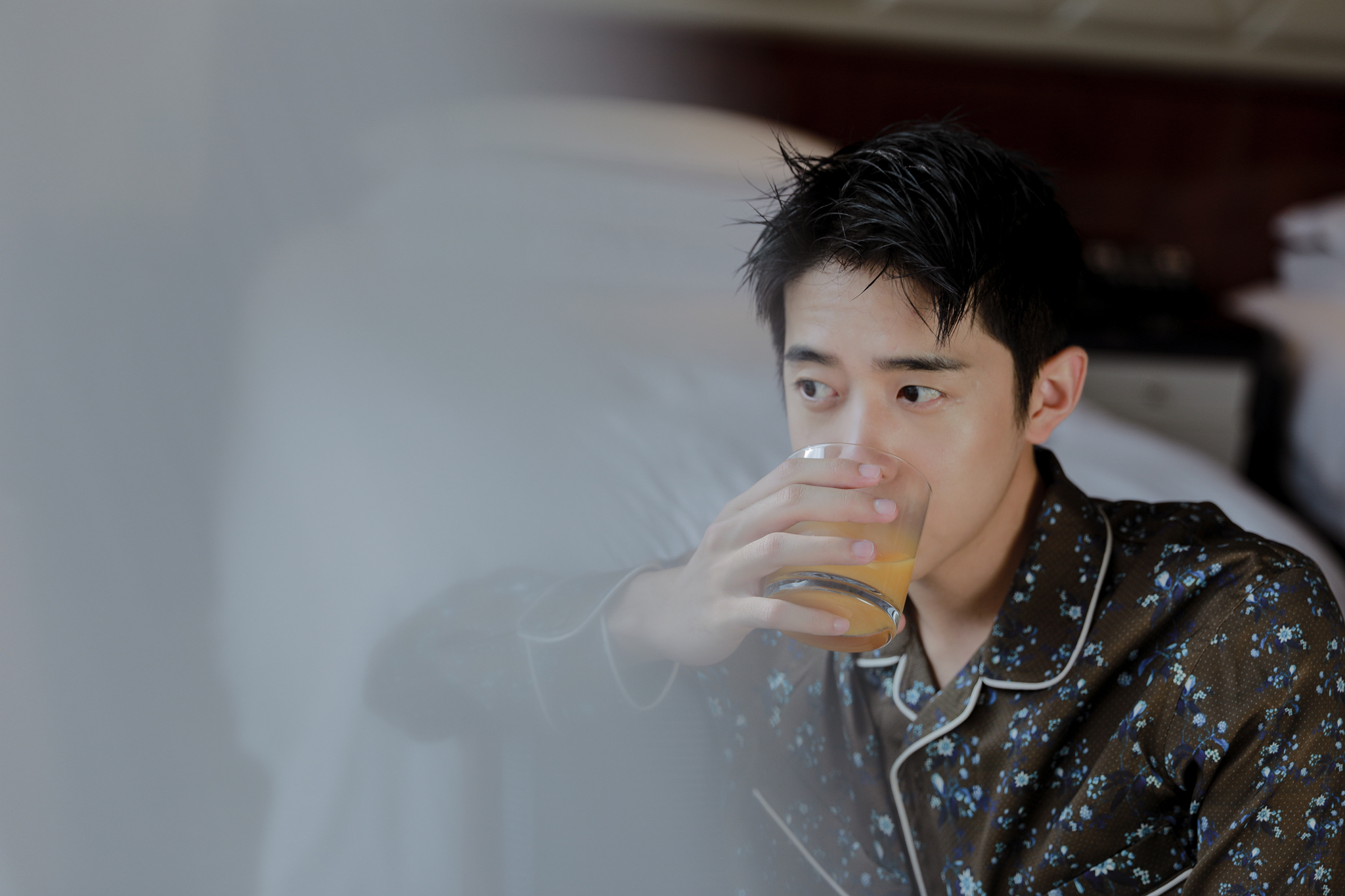 新f4梁靖康"无添加"少年 睡衣图曝光眼神撩人