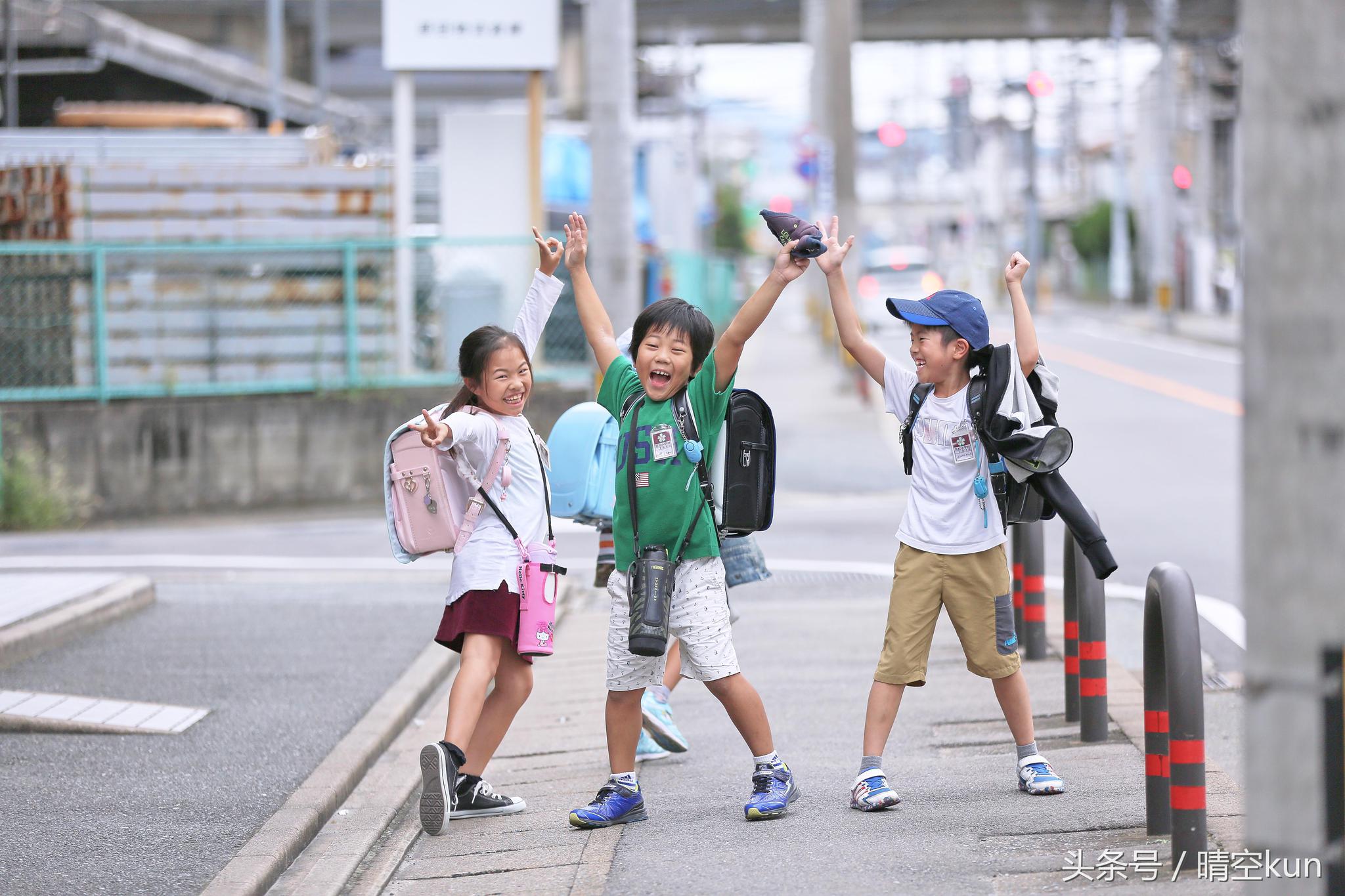 摄影师实拍日本二线城市福冈普通民众地小人挤日子过得很简朴