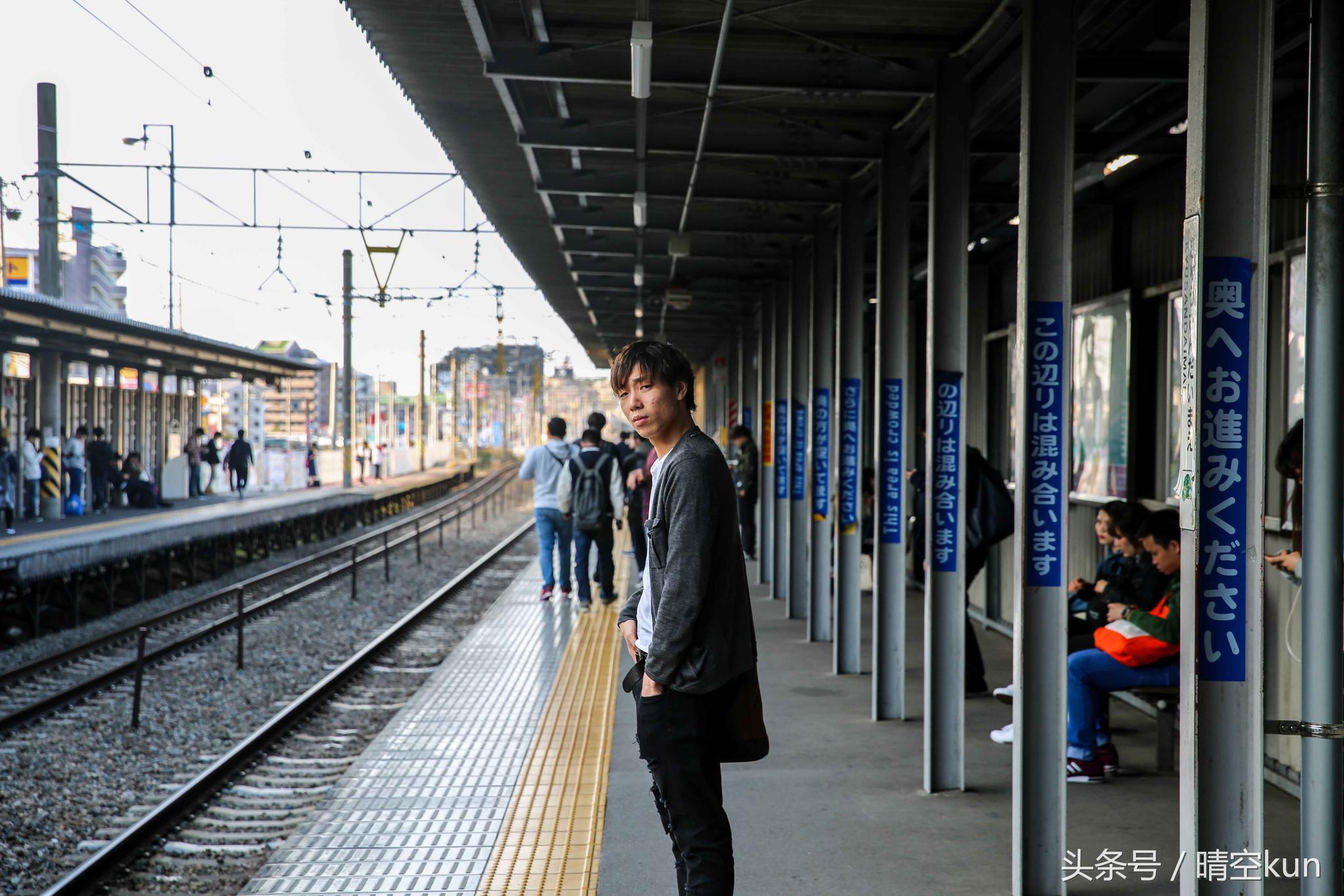 摄影师实拍日本二线城市福冈普通民众地小人挤日子过得很简朴