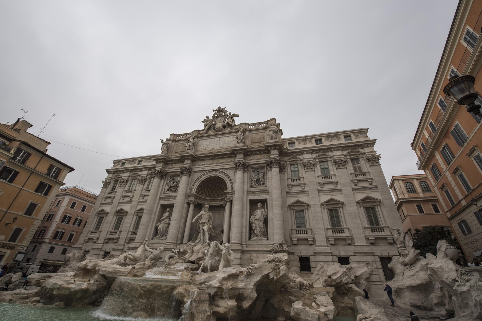 杰作,由教皇克里门七世(pope clemens xii) 命nicola solvi设计建造