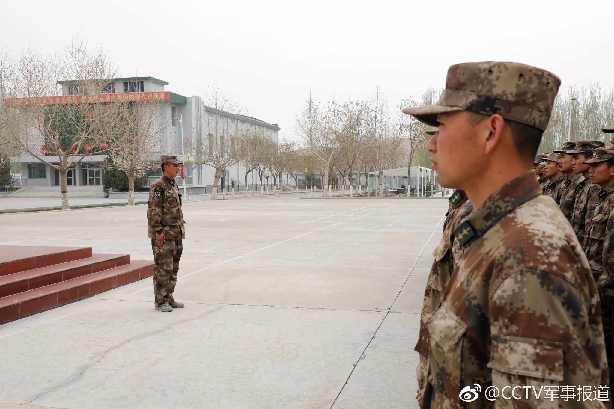 新疆阿克苏军分区某边防团:缅怀革命先烈 争做托峰卫士