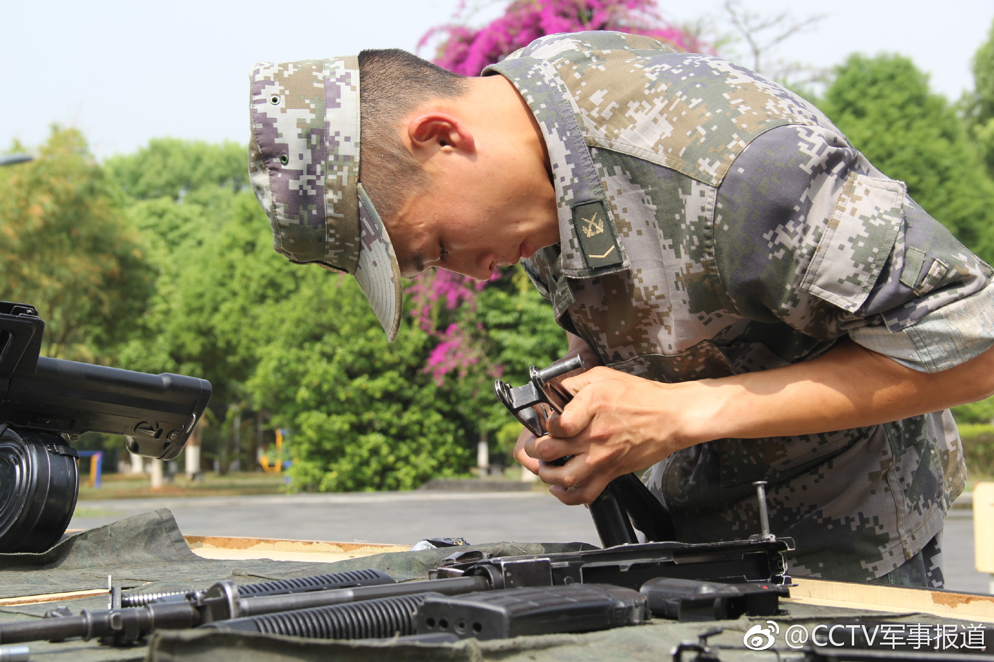 军械员比武:25秒完成自动步枪分解结合_新浪看点