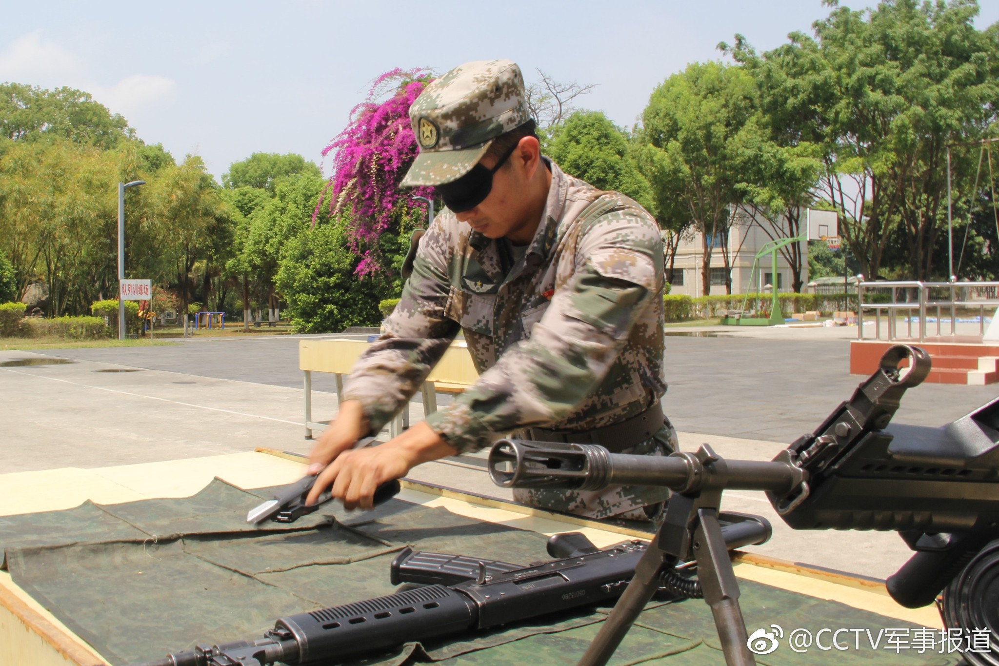 军械员比武:25秒完成自动步枪分解结合_新浪看点