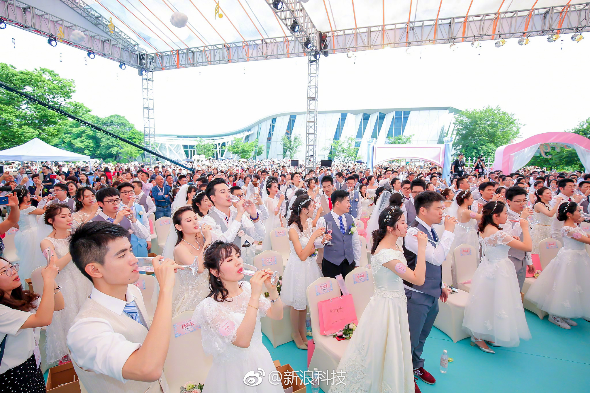 今天是阿里日,在 举办的员工集体婚礼上, 亲自证婚,再曝金句