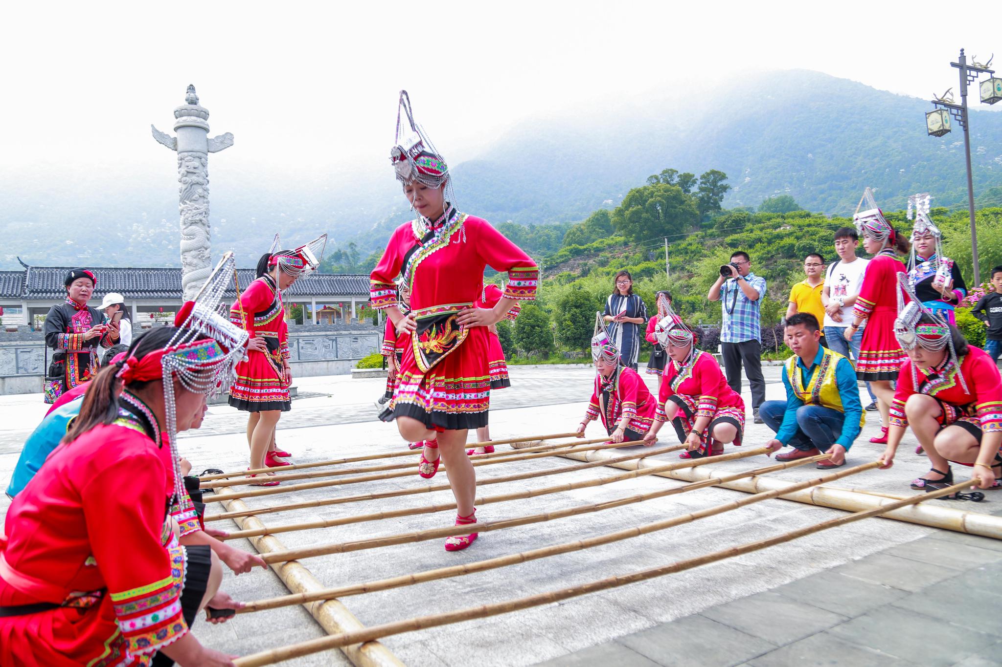 竹竿舞是畲族的民间舞蹈.