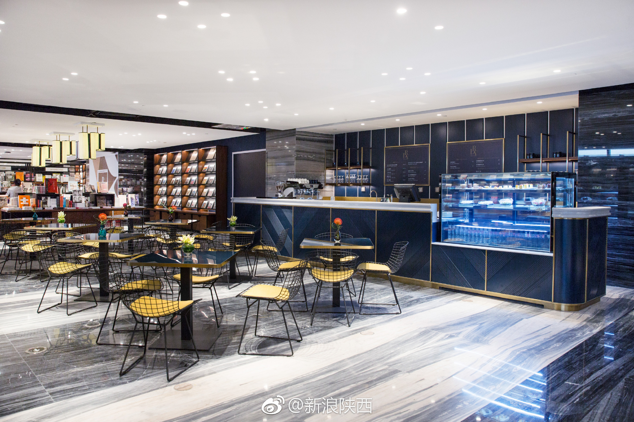 和小编一起开启金色旅程探店西安skp心