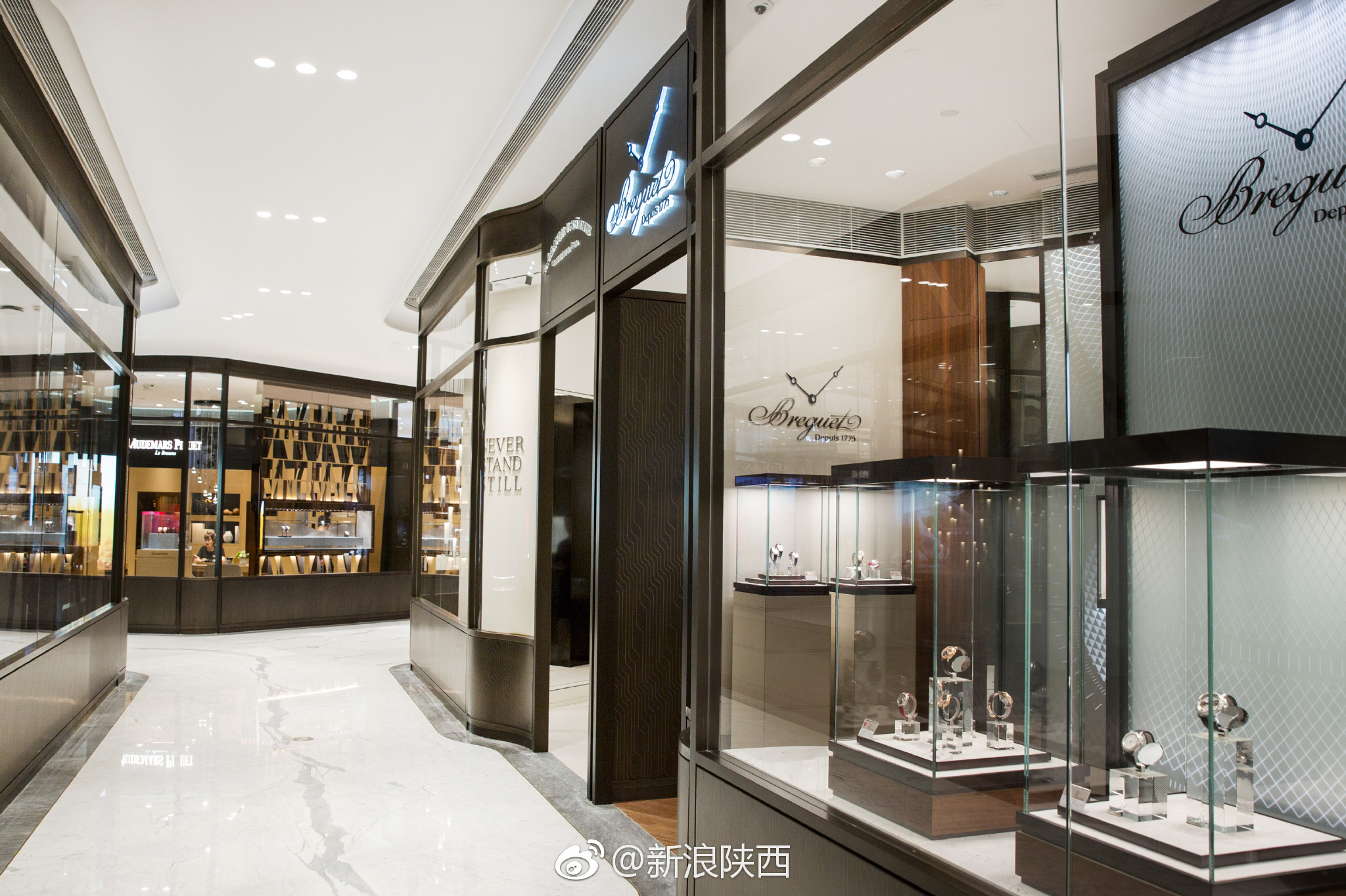 和小编一起开启金色旅程探店西安skp心