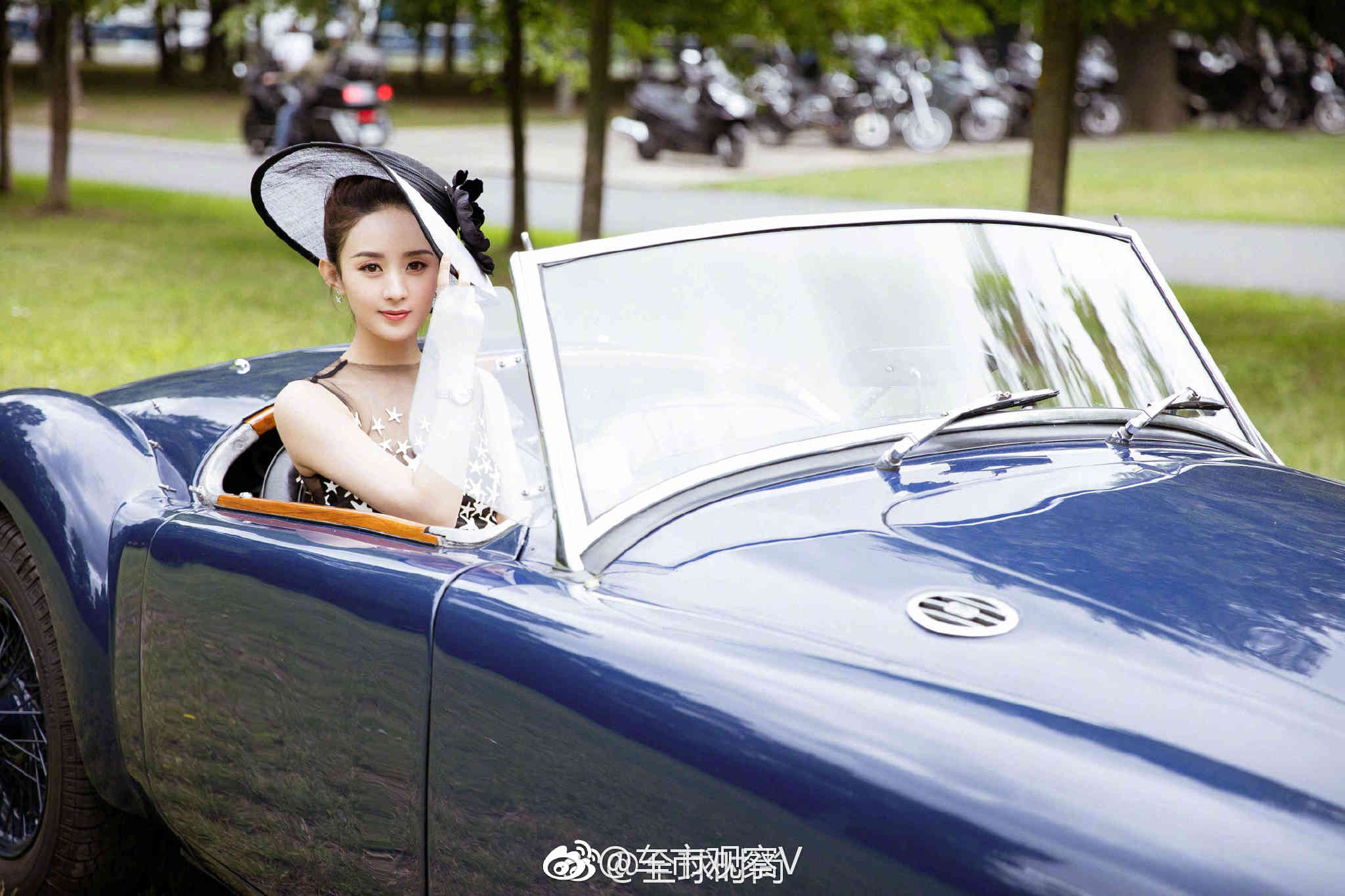 赵丽颖身穿黑色星光裙出席活动,来一起猜车!_新浪看点