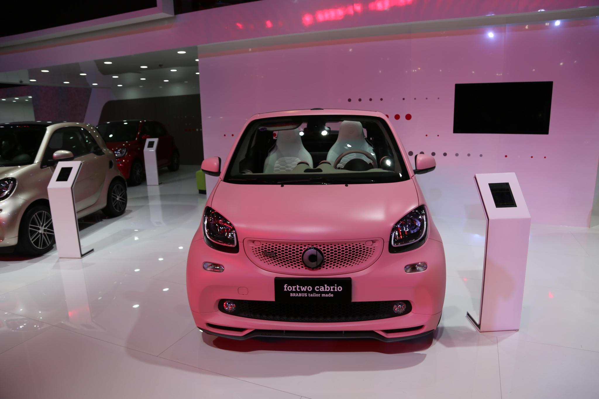 实拍奔驰smartfortwocabrio敞篷版精致粉色系打动少女心