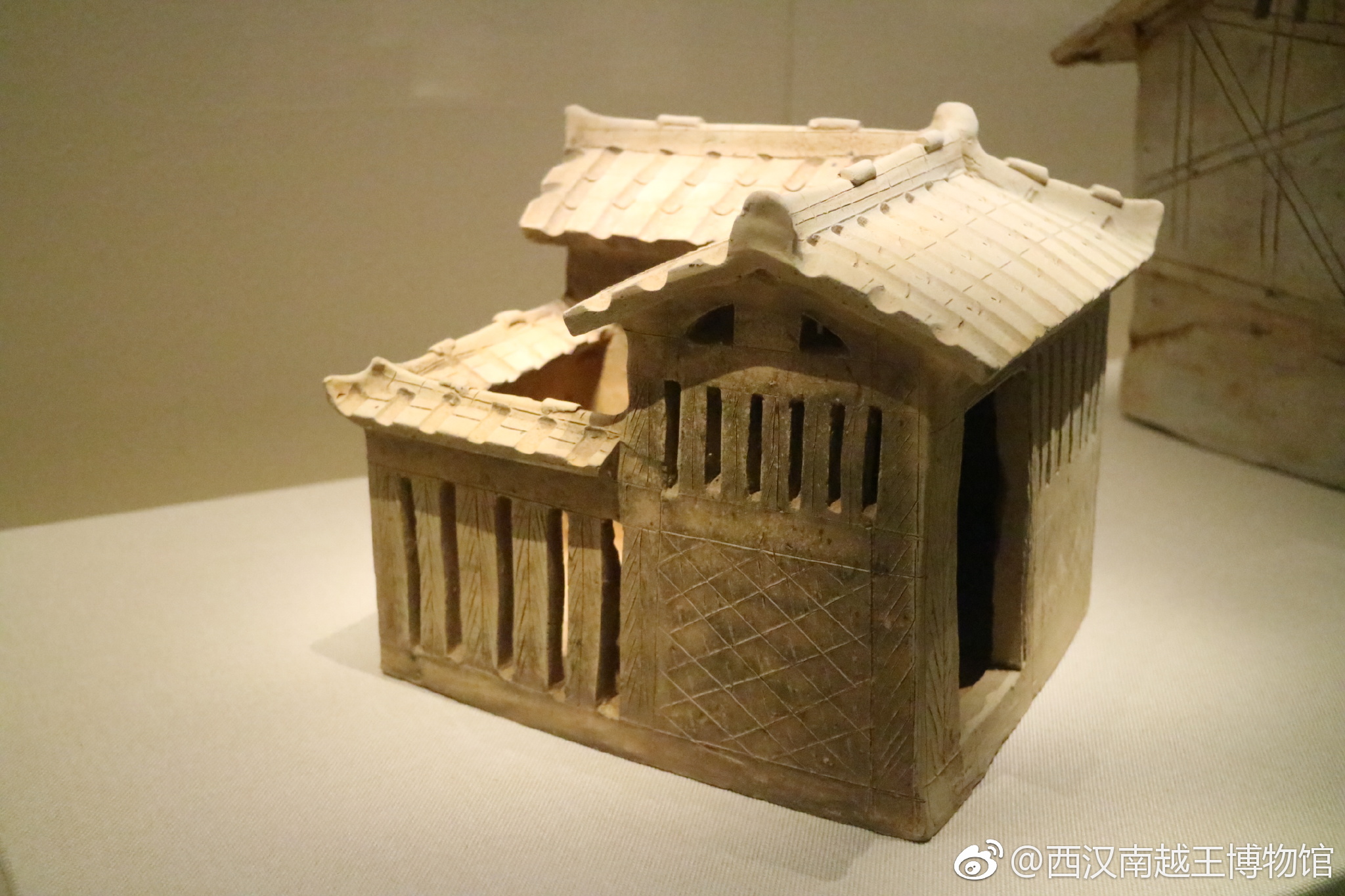 岭南干栏式建筑的特点是平面为长方形单屋上层为厕所