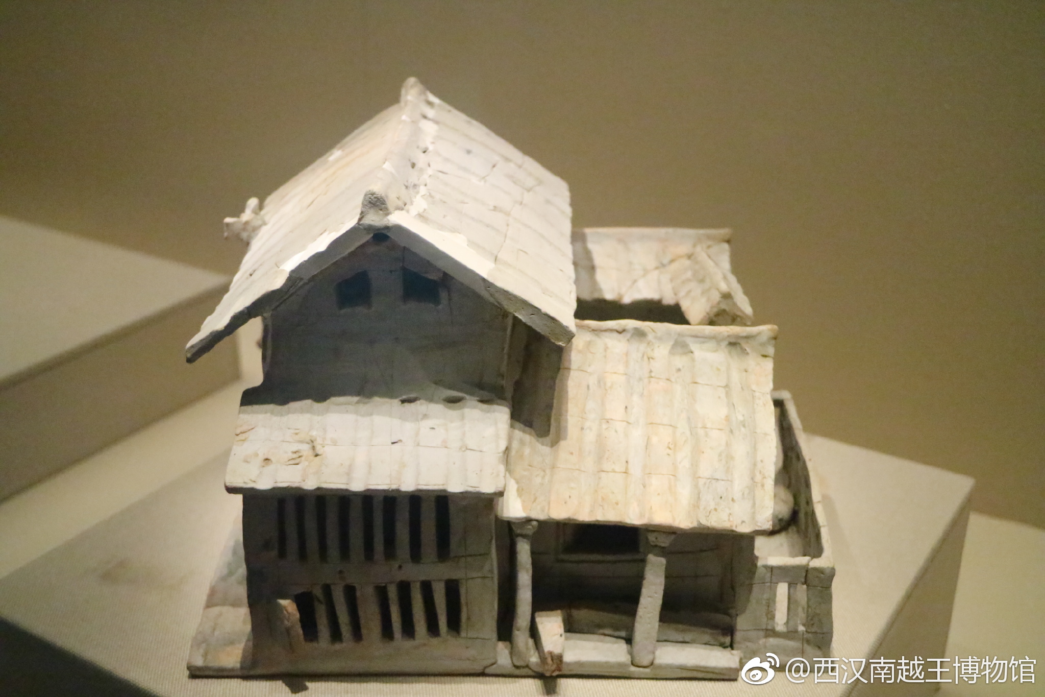 岭南干栏式建筑的特点是平面为长方形单屋上层为厕所