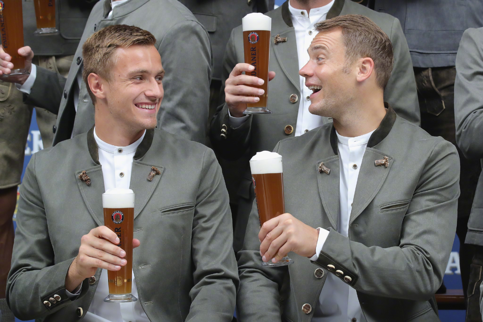 干了这杯酒,一生都是好朋友!@拜仁慕尼黑足球俱乐部