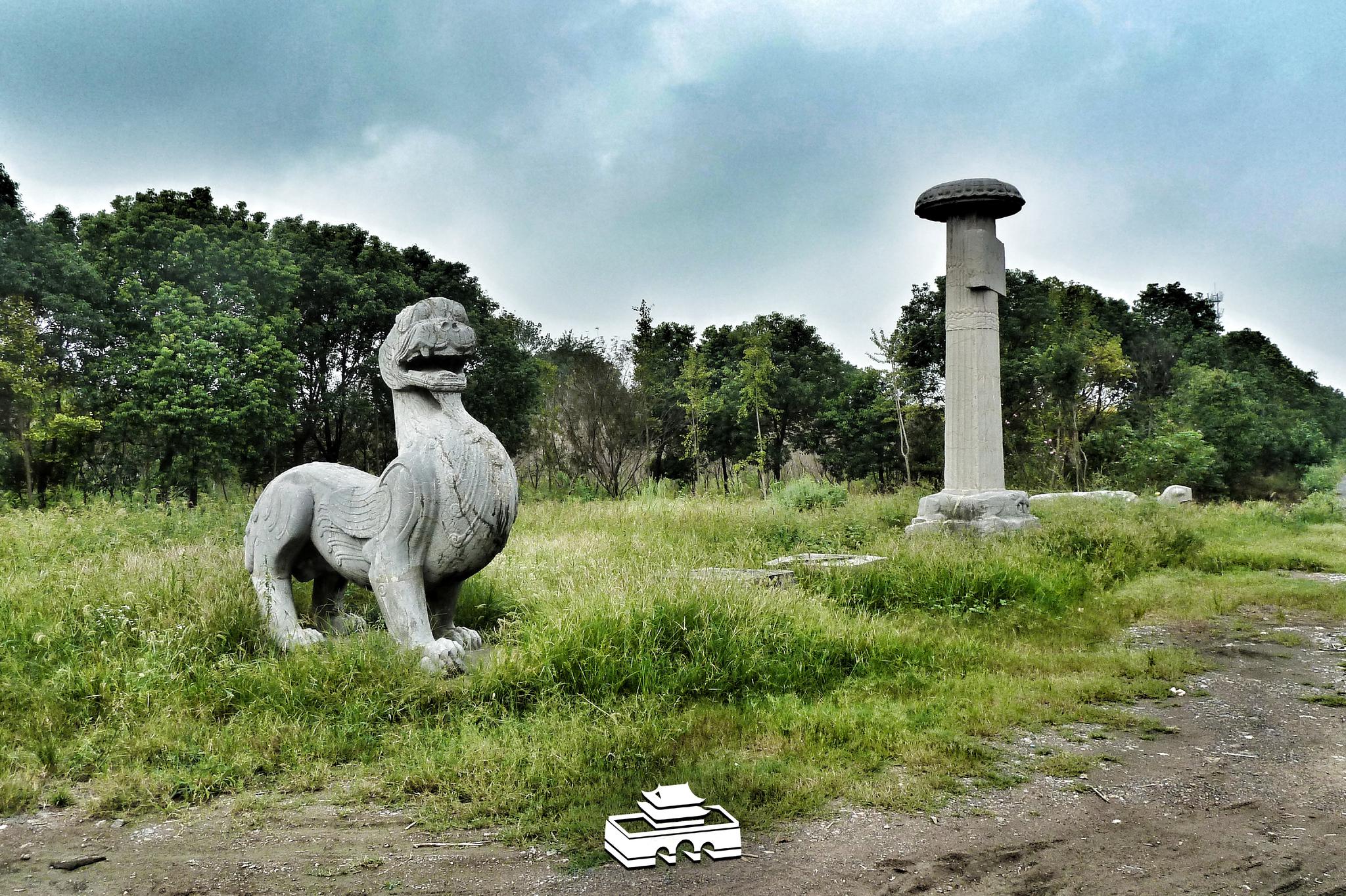 丹阳南朝陵墓石刻 建陵石刻(一)这组石刻为梁文帝萧顺之建陵前的遗