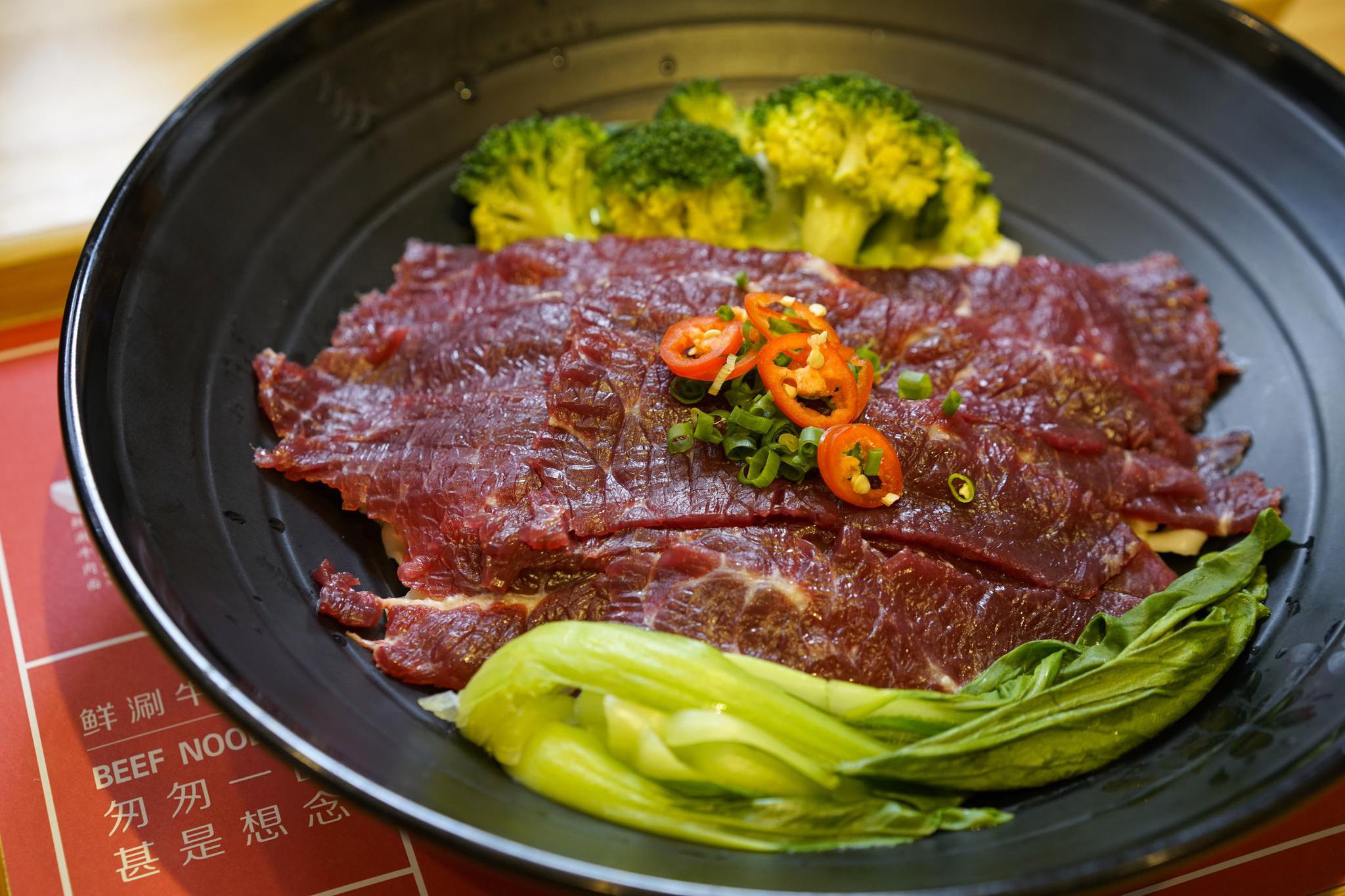 鲜涮牛肉面不用到金门去吃了,现在鼓浪屿也有了,而且青春十足|牛肉面|鼓浪屿|沙茶_新浪新闻
