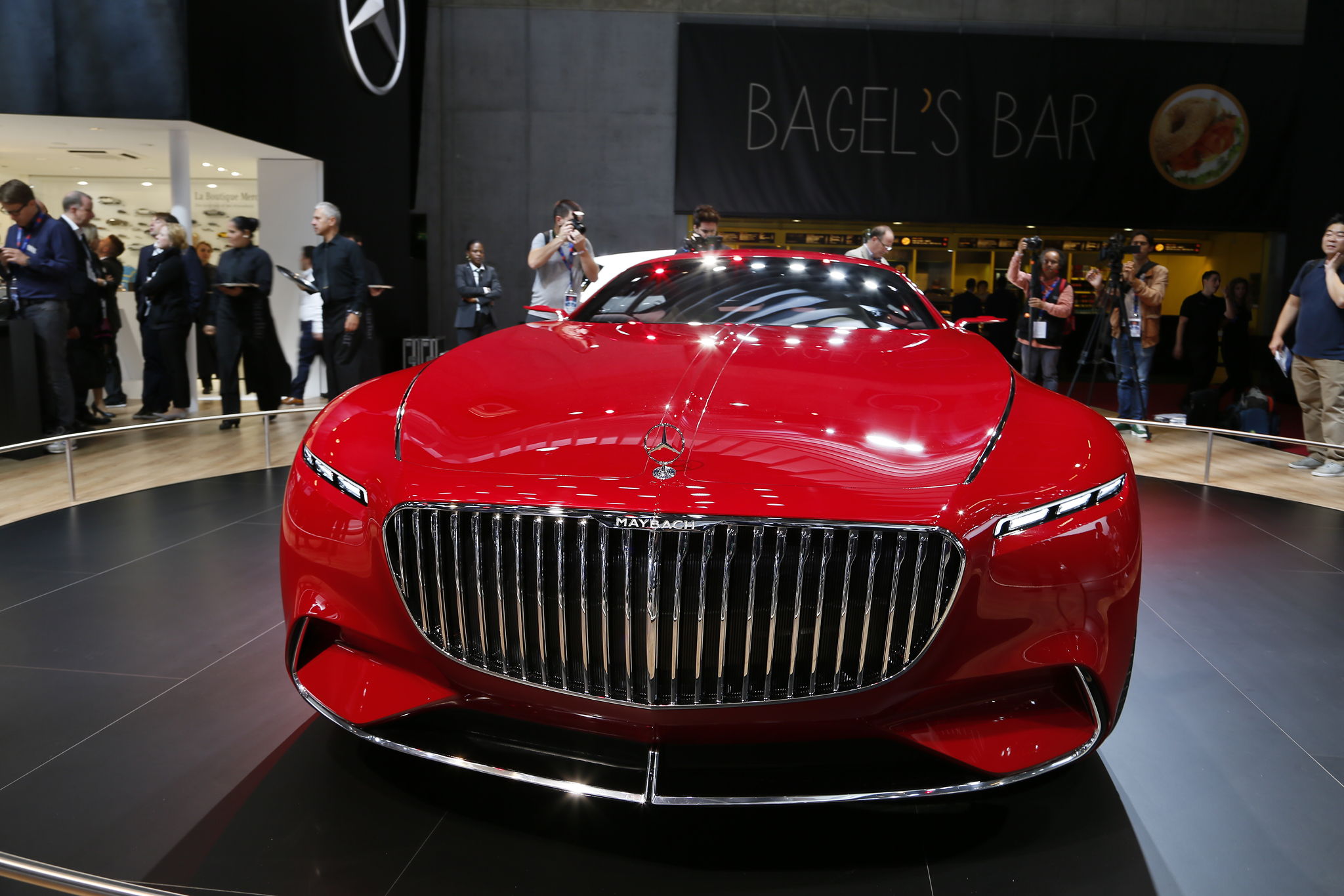 梅赛德斯mercedes-maybach 6,红色真好看,换上迈巴赫的标志就更帅了.