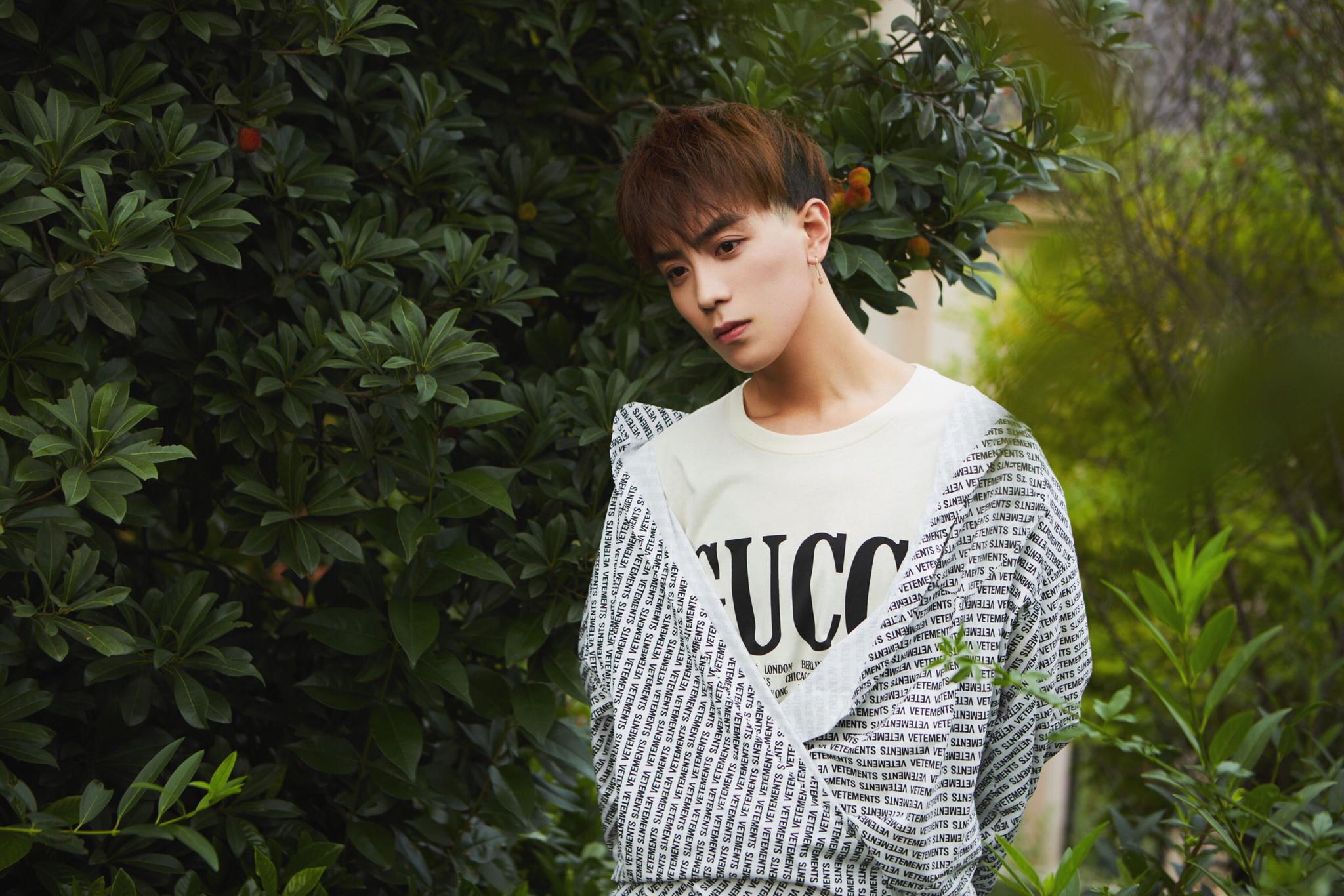 冯荔军曝初秋青木写真 光感少年上演气质杀