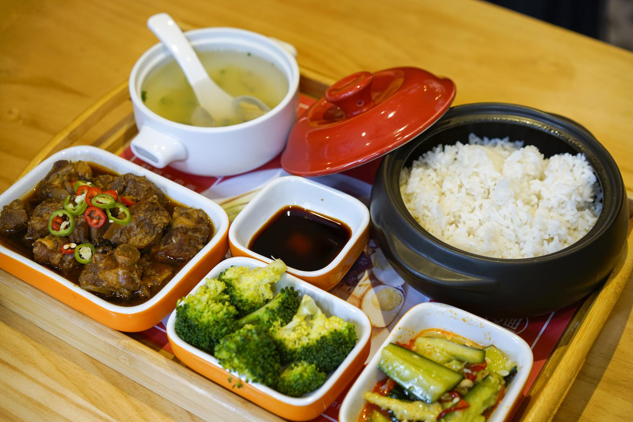 除了面也有米饭套餐,销魂秘制卤肉饭 初见红烧排骨饭也是很推荐!