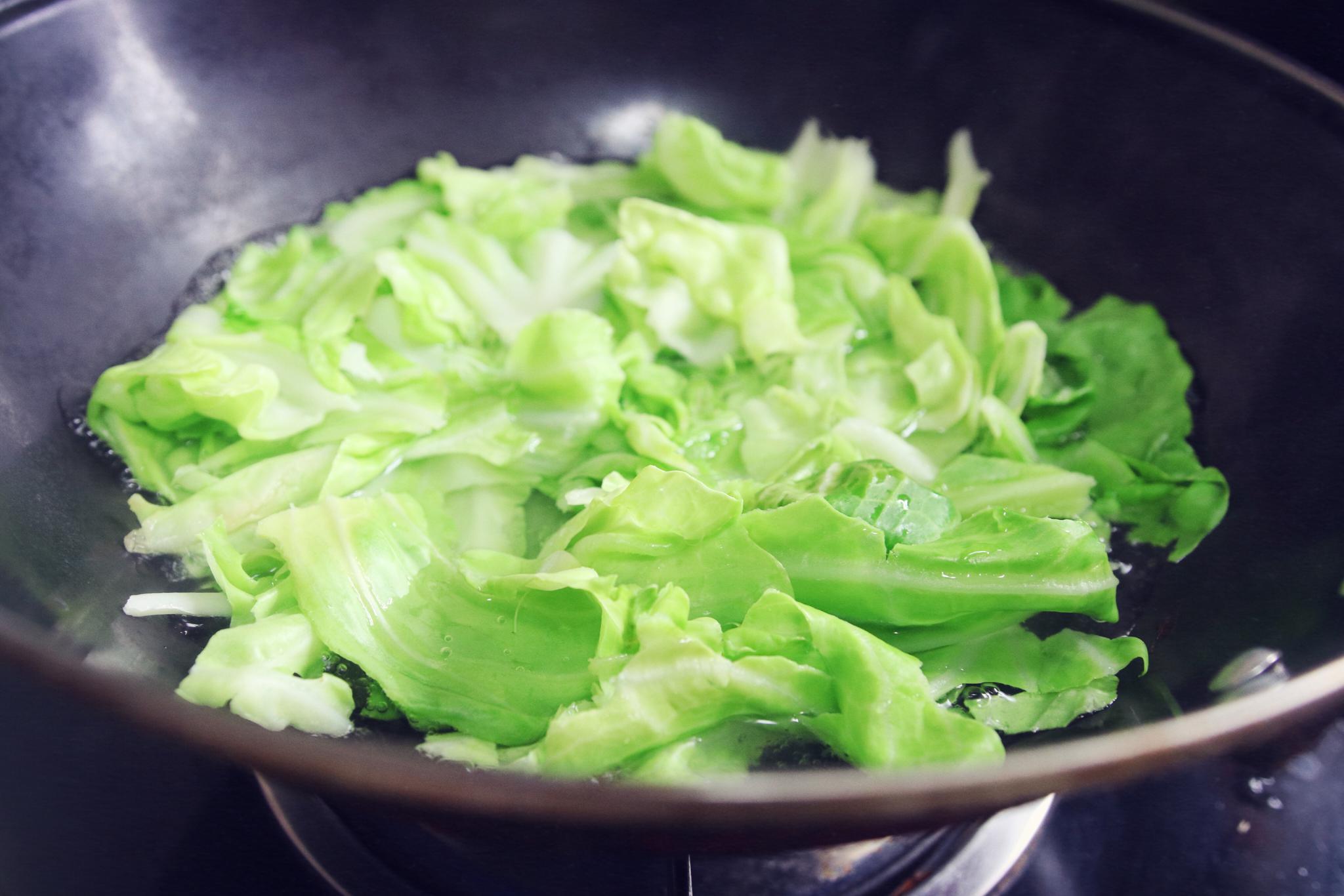 色香味俱全的包菜回锅肉,肥肉香而不腻,冬日御寒下饭菜