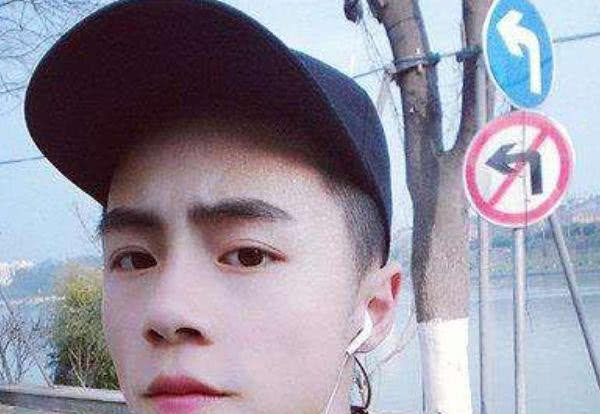 抖音最帅校草公然卸妆,看到真容,对不起,打扰