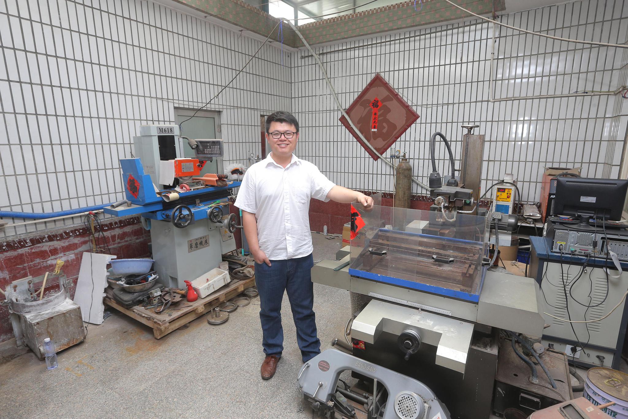 清晨,刘华栋来到工作室内,穿上白大褂,准备开始一天的工作.