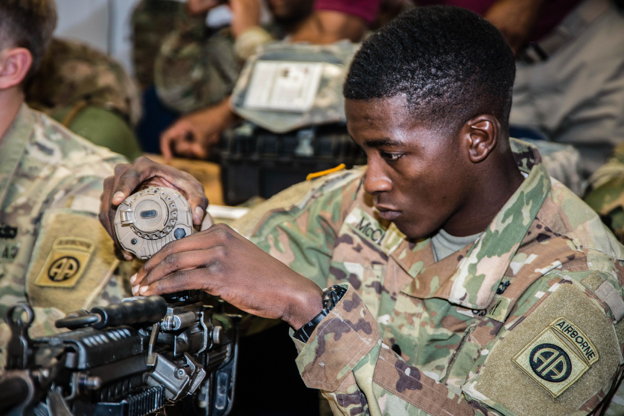 美军空降兵装备新一代夜视仪