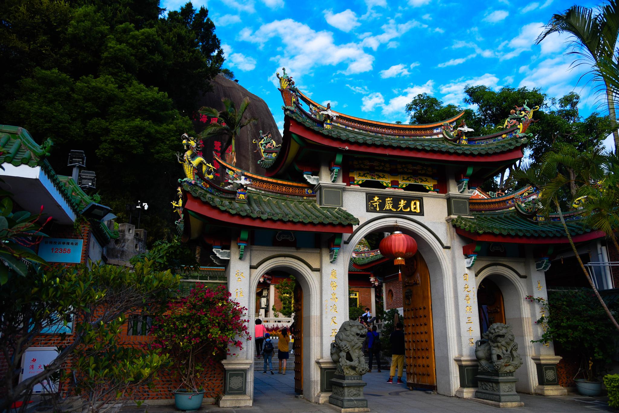 进入山门,便是日光岩寺,重修于明万历年间,至今有400多年的历史游人