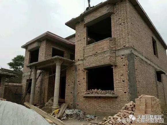农村小伙30万自建2层别墅,院子 车库,盖完全村都说好看实用!