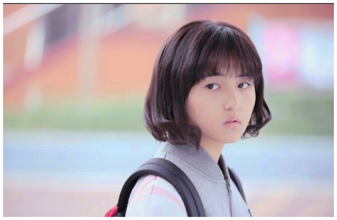 而在《我们的少年时代》里她饰演的栗梓和易烊千玺所饰尹柯那可是cp感