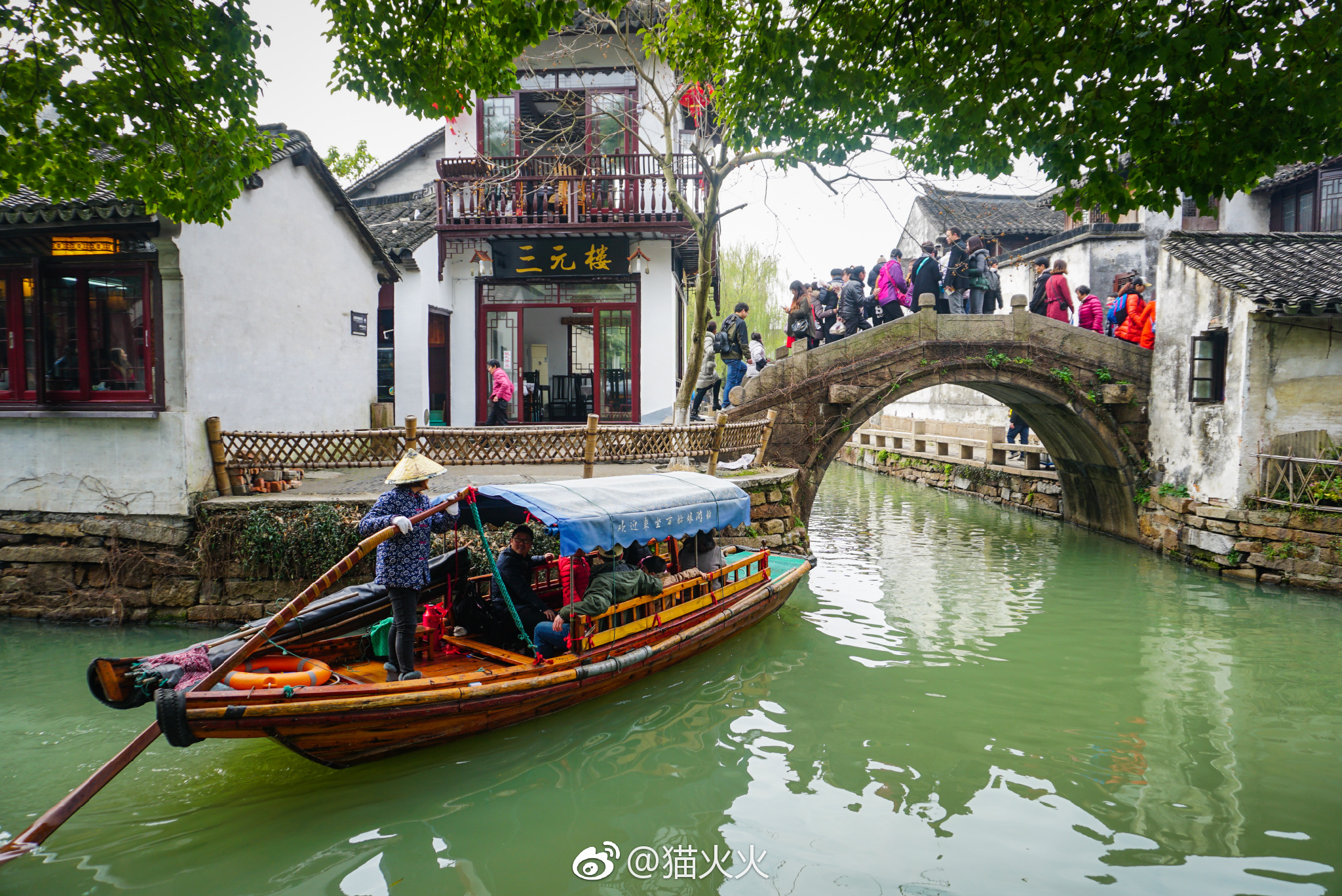 周庄古镇是一个典型的江南水乡小镇,有中国第一水乡之美誉,清晨