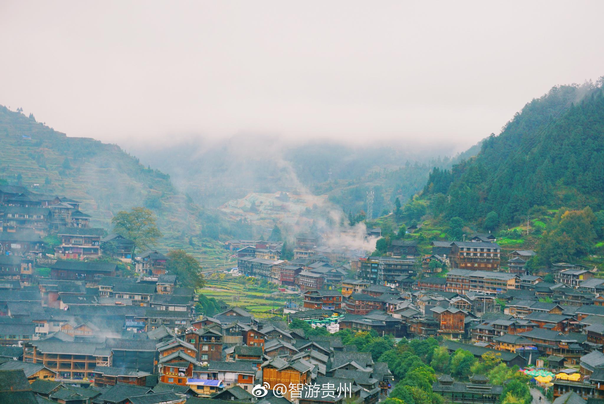 贵州西江千户苗寨,饭后在街巷自由活动,沿游方街信步而行