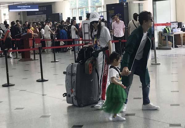 薇女儿多大了?全家出动录节目Lucky正面照首