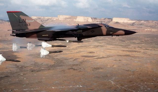 图为正在轰炸的f-111战斗轰炸机